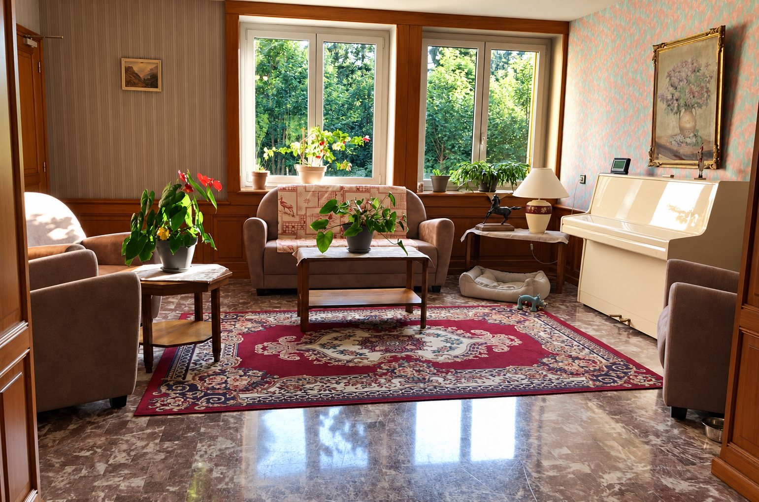 Un salon ensoleillé avec des fauteuils en velours, une table basse, des plantes fleuries, un piano blanc et un grand tapis rouge sur un sol en marbre.